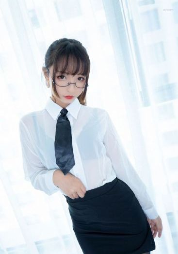 丝袜老师踩我的喷水