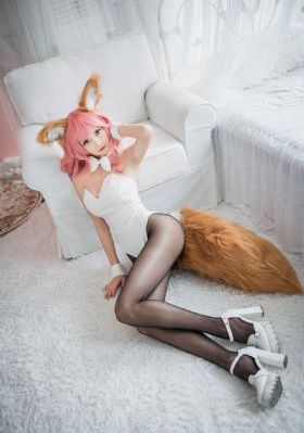 边亲边把手放衣服里发出声音