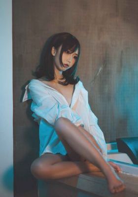 美女露出让男生揉图片